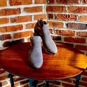 Lucky light gray booties, size 7 1/2, LK-Fillian, excellent condition